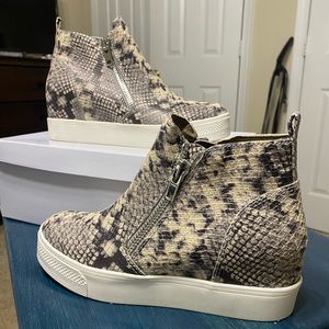 New Steve Madden Wedge Sneakers - Snakeskin! Size 7.5